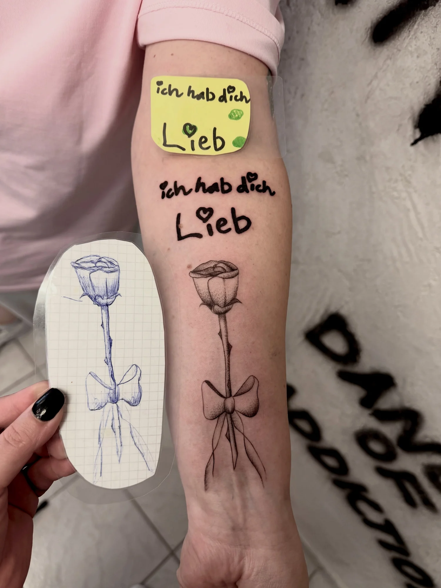 Feines Tattoo mit handgeschriebener Notiz und Rose am Arm