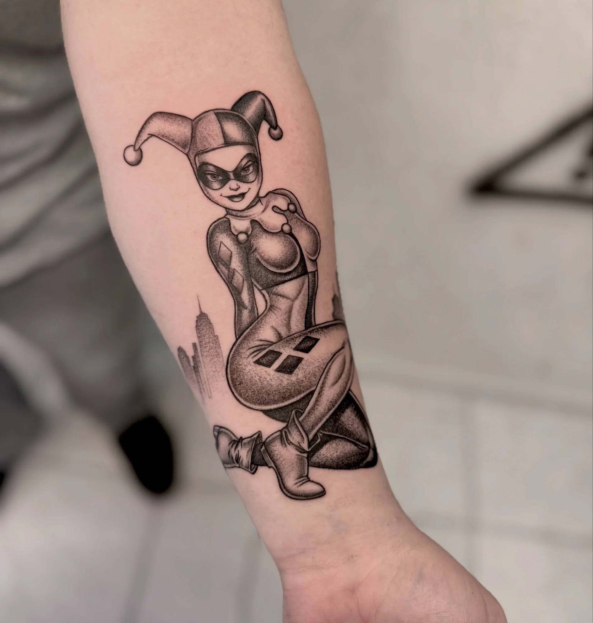 Illustratives Harley Quinn Tattoo am Unterarm