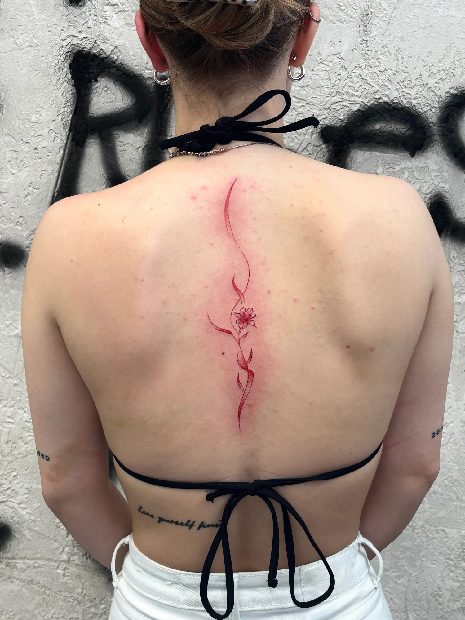 Rotes Fineline Tattoo