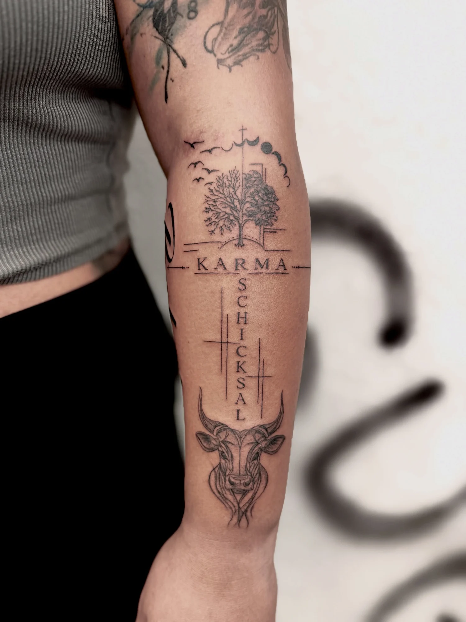 Mehrere kleine Fineline Tattoos am Arm