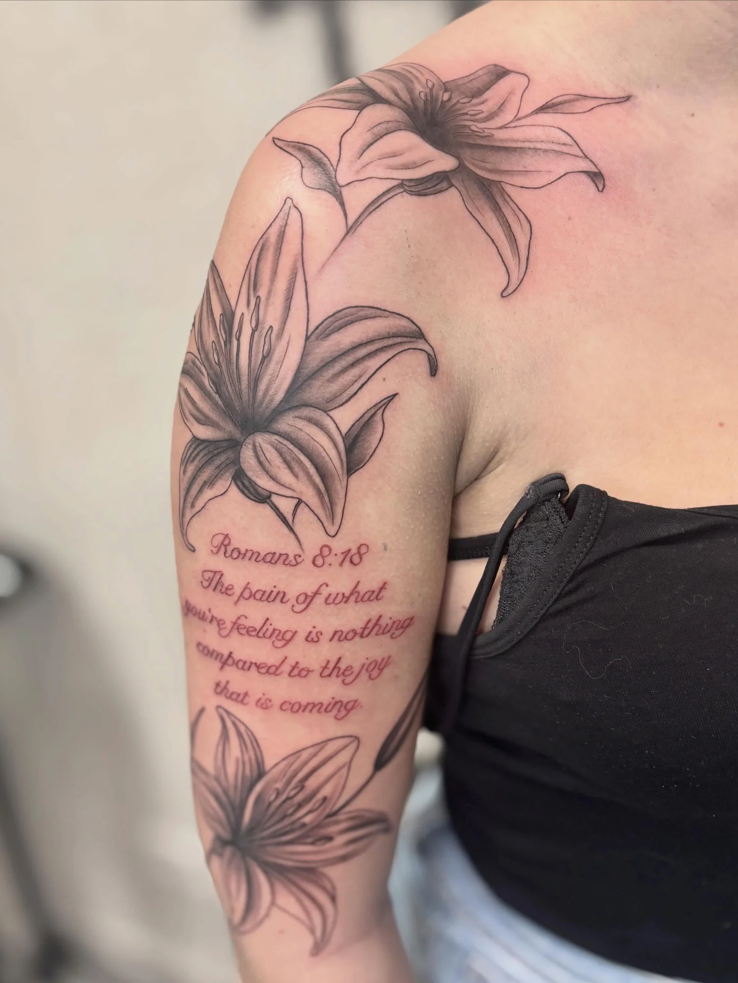 Detailreiches Lilien Tattoo am Arm