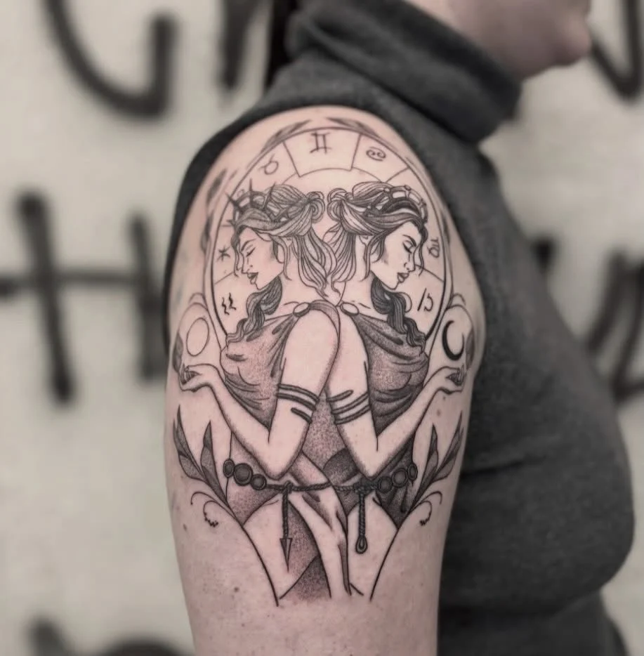 Detailliertes Sternzeichen Tattoo am Oberarm